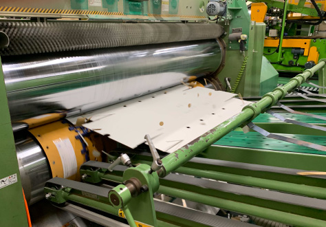 打ち抜き段ボールの製造マシン