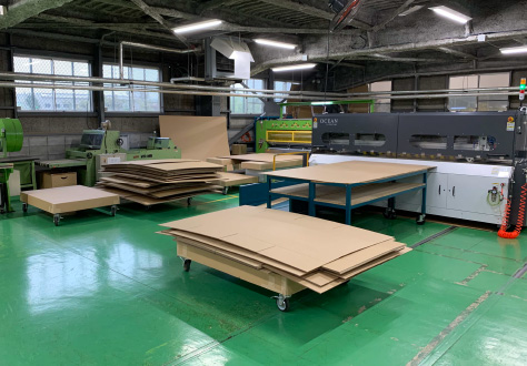手作業で組み立てる大型段ボール製造