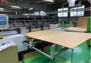 手作業で組み立てる大型段ボール製造