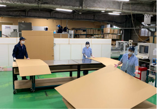 手作業で組み立てる大型段ボール製造