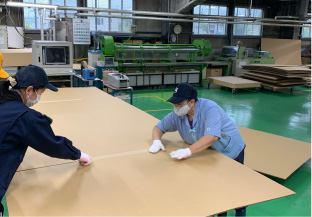 手作業で組み立てる大型段ボール製造
