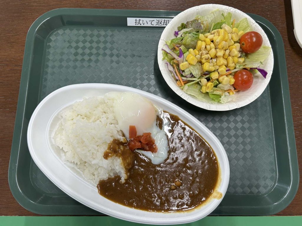 片桐紙器恒例のまかない！今回は「チキンカレー（サラダ付）」