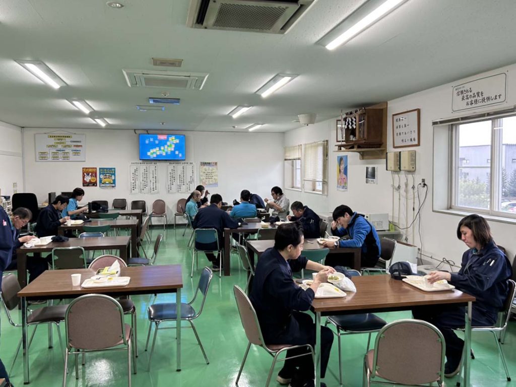 片桐紙器恒例のまかない！今回は「チキンカレー（サラダ付）」