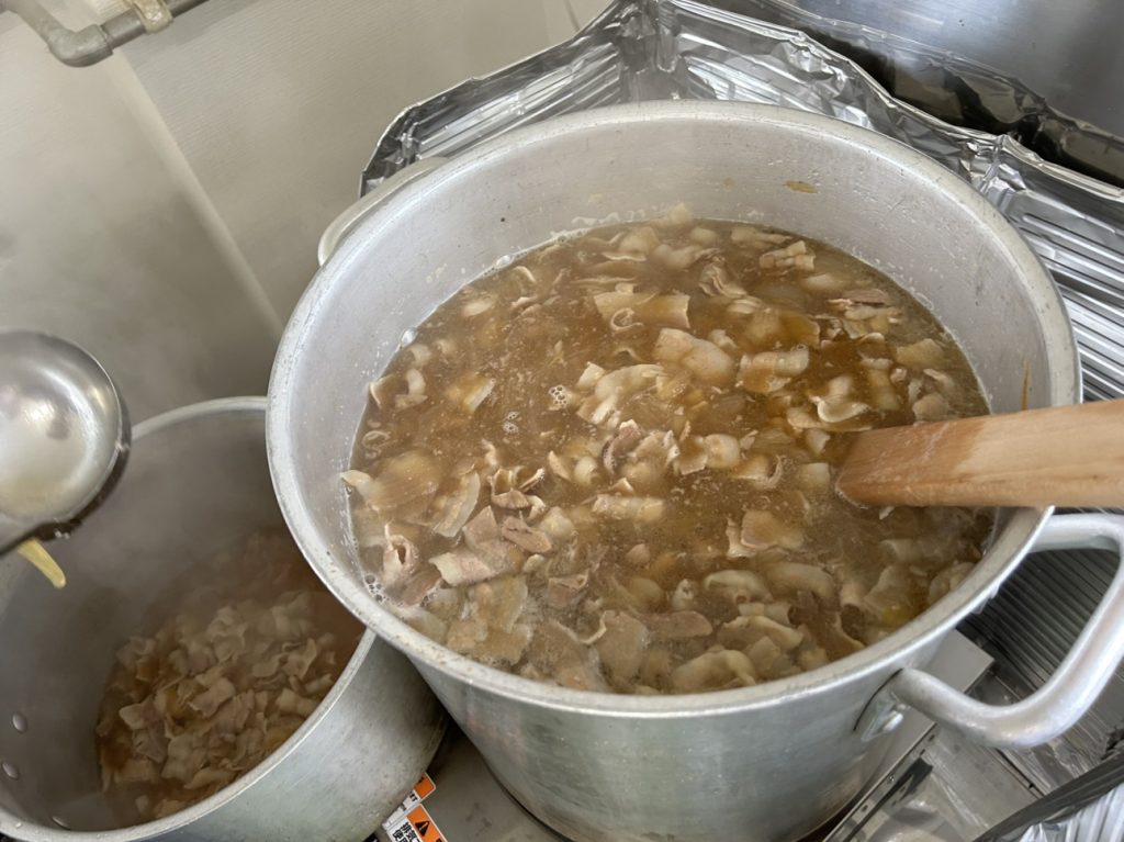 片桐紙器恒例のまかない！今回は「豚丼（サラダお吸い物付）」