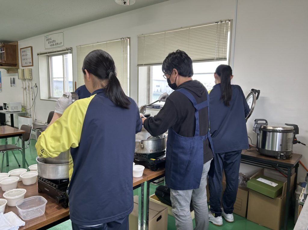 片桐紙器恒例のまかない！今回は「豚丼（サラダお吸い物付）」