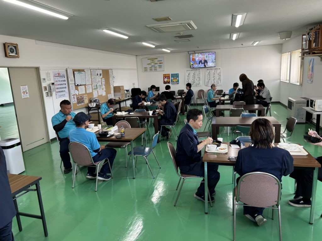 片桐紙器恒例のまかない！今回は「豚丼（サラダお吸い物付）」