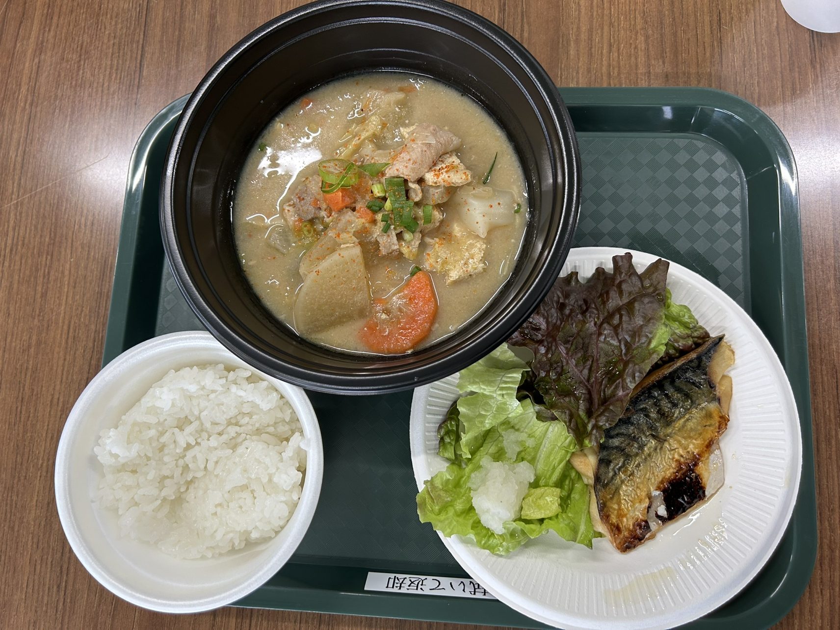片桐紙器恒例のまかない！今回は「焼鯖＆豚汁セット」