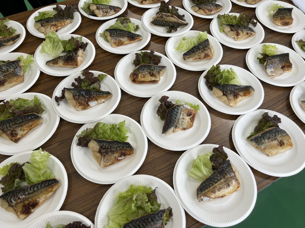 片桐紙器恒例のまかない！今回は「焼鯖＆豚汁セット」