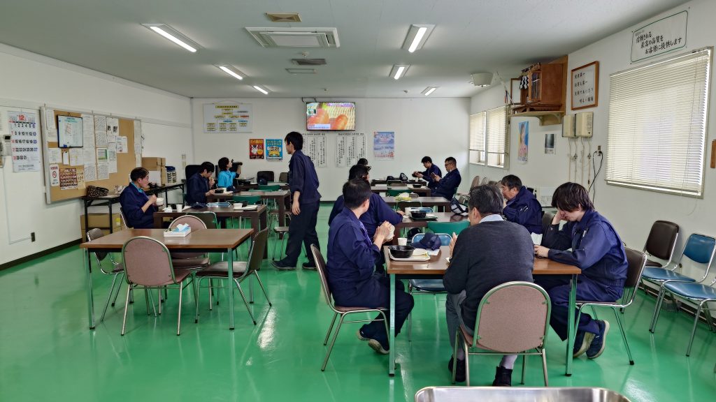 片桐紙器恒例のまかない！今回は「焼鯖＆豚汁セット」