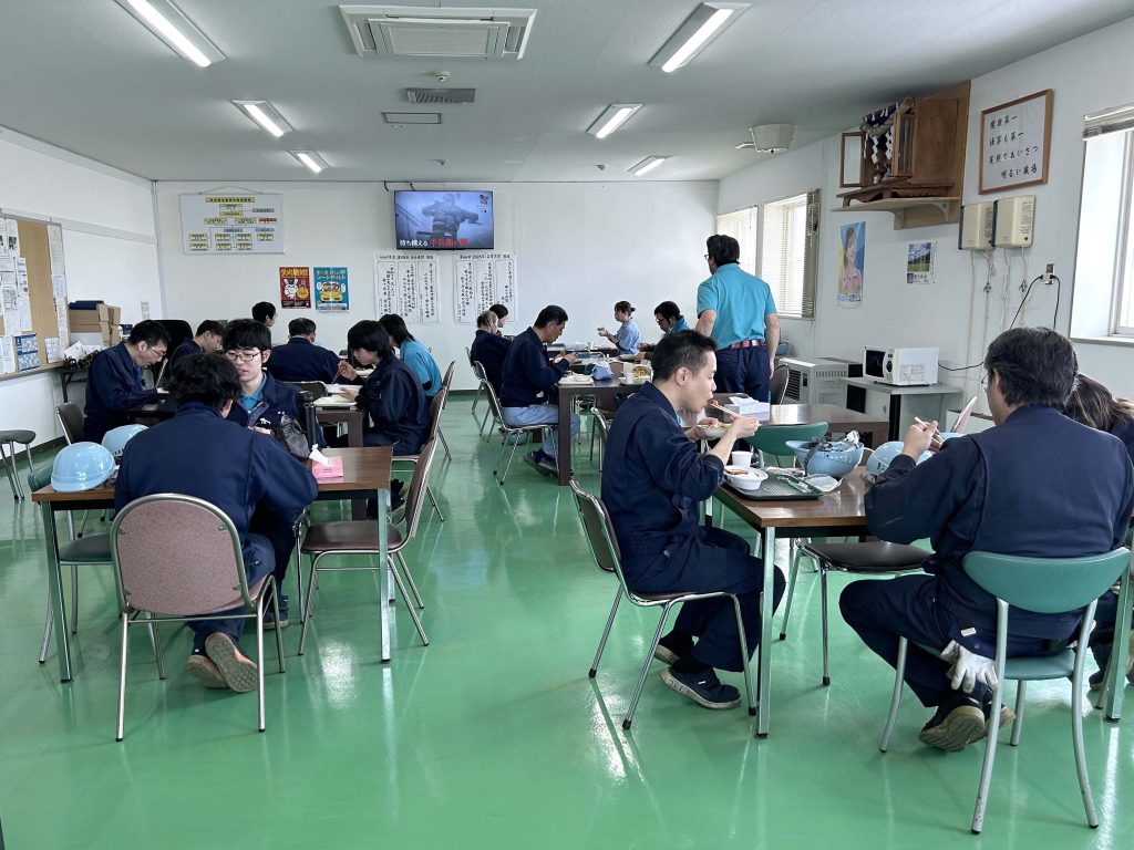 片桐紙器恒例のまかない！今回は「ハヤシライス＆サラダ」
