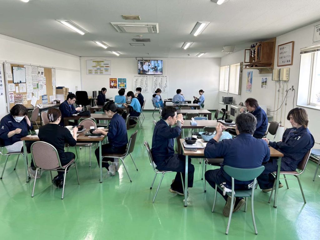 片桐紙器恒例のまかない！今回は「中華丼＆中華スープ」
