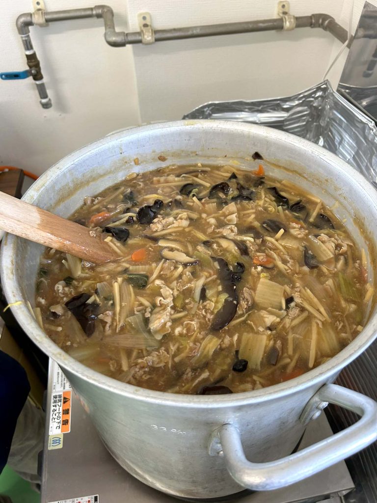 片桐紙器恒例のまかない！今回は「中華丼＆中華スープ」
