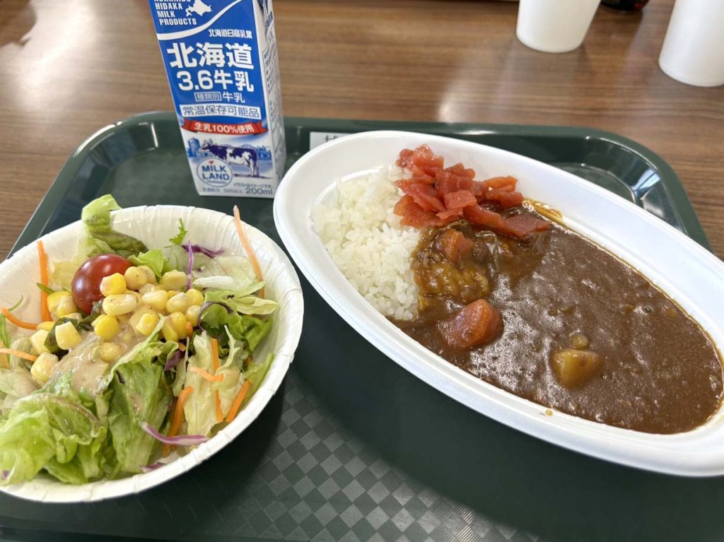 片桐紙器恒例のまかない！今回は「ポークカレー＆サラダ＆牛乳」