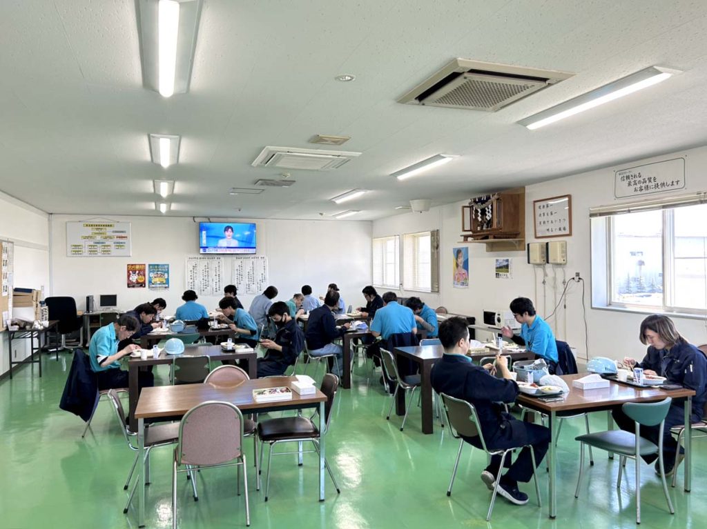 片桐紙器恒例のまかない！今回は「ポークカレー＆サラダ＆牛乳」