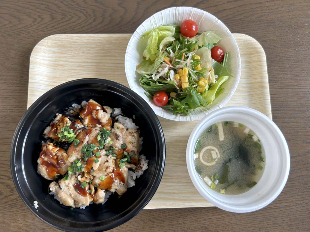 片桐紙器恒例のまかない！今回は「焼き鳥丼＆サラダ＆お味噌汁」