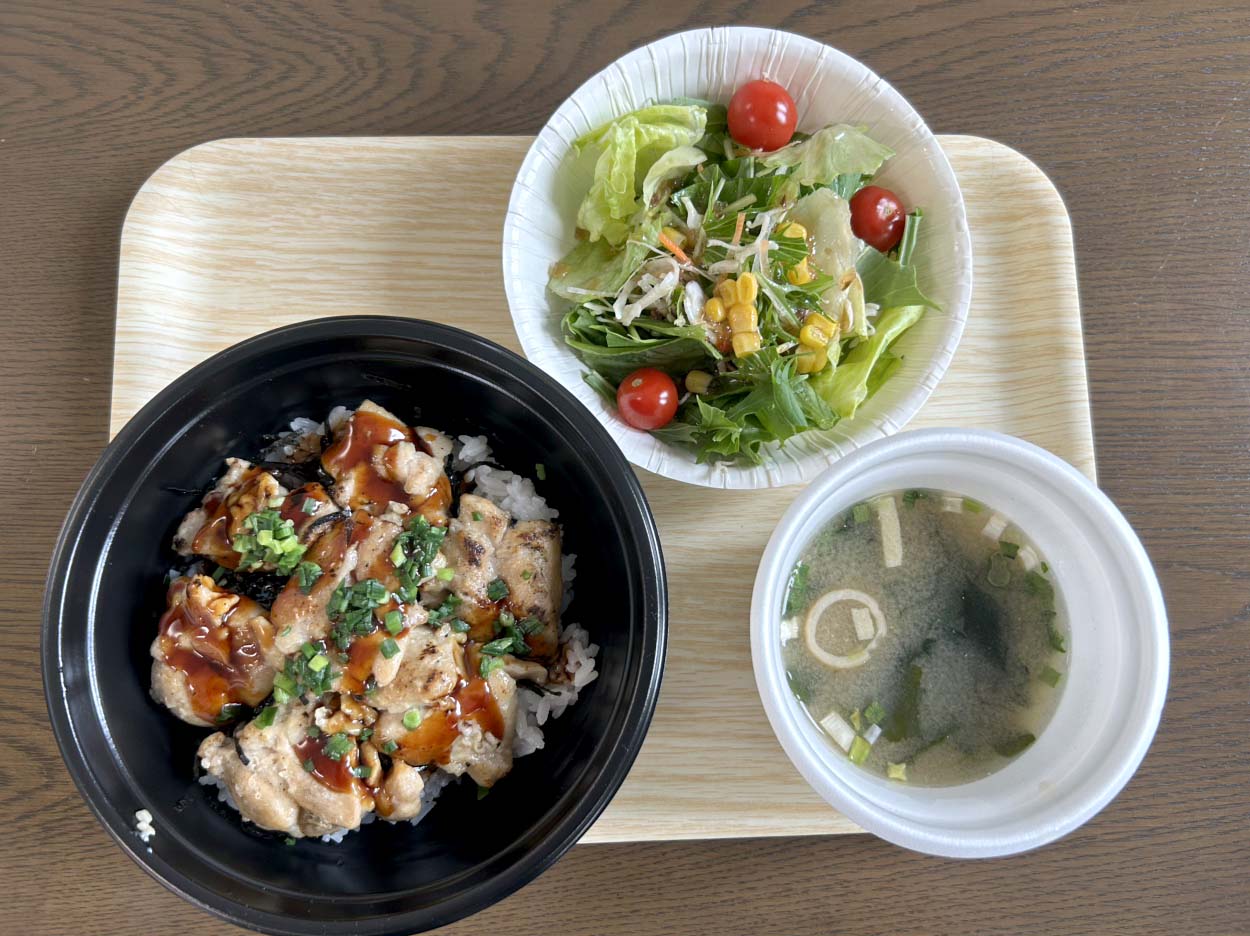 片桐紙器恒例のまかない！今回は「焼き鳥丼＆サラダ＆お味噌汁」