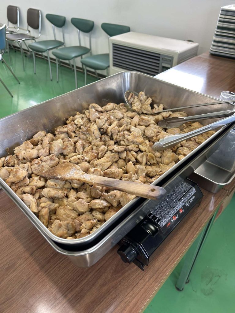 片桐紙器恒例のまかない！今回は「焼き鳥丼＆サラダ＆お味噌汁」