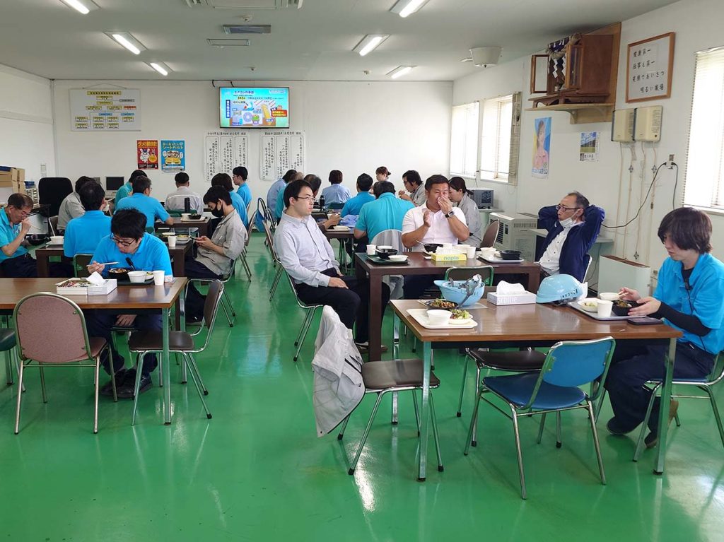 片桐紙器恒例のまかない！今回は「焼き鳥丼＆サラダ＆お味噌汁」